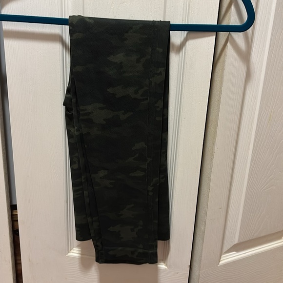 Spanx Look at Me Now Seamless Camo Green Leggings L - Picture 3 of 6